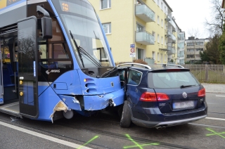 Kollision mit Tram - zwei Personen leicht verletzt