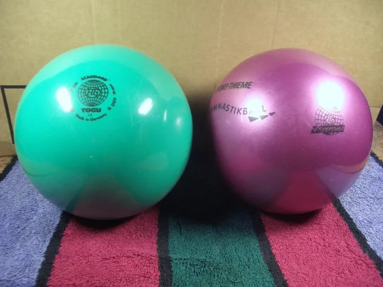 2 FIG zertifizierte RSG Gymnastikbälle c.a. 400gr. c.a. 19cm