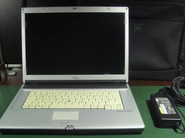 Fuitsu Siemens E8210, FireWire / IEEE 1394, Netzteil, Akku, Tasche.