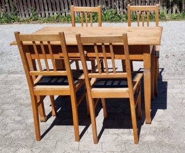 4 wunderschöne alte massive Stühle mit passendem Tisch