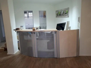 Emfpangstheke mit Tisch