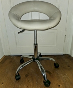 Bequemer Rollhocker Drehsessel, Praxishocker, höhenverstellbar, mit Lifthebel Edelstahlgestell TOP!