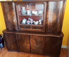 Gut erhaltener Nussbaum-Buffetschrank zu verschenken