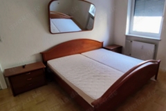 Bettgestell 200x200 cm, zwei Nachttische und ein Spiegel.