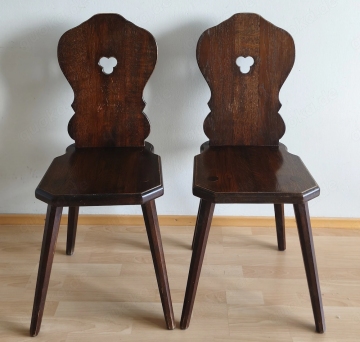 2 antike Bauernstühle aus massivem Holz