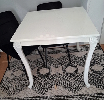 Schöner weißer Hochglanz Tisch