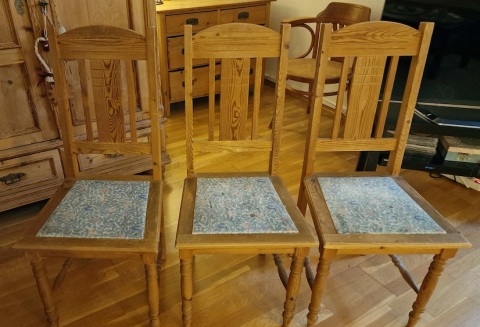 3 Holzstühle im Landhausstil