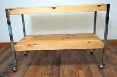 Beistelltisch mit Rollen aus Metall und hellem Holz