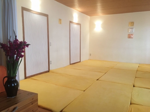 Großer heller Raum für Yoga-Therapie-Meditation-Körperarbeit-Gruppen Raum: nur Wochenende frei
