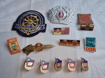 DDR Abzeichen und Pins