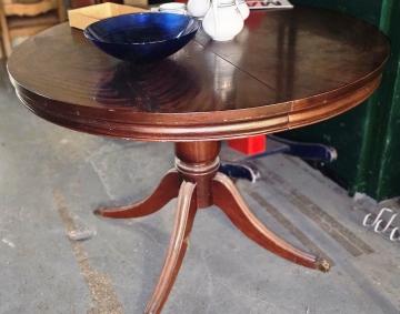 Runder Mahagoni-Tisch, 100 cm, mit eingelegter Ausziehplatte und Mittelfuss