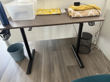 Elektrisch höhenverstellbarer Schreibtisch, braun, 107 cm