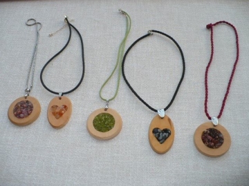 Holzschmuck Zirbe mit Halbedelsteinen perfekt zur Tracht