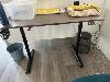 Elektrisch höhenverstellbarer Schreibtisch, braun, 107 cm