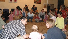 Sitzen unterm Hollerbusch - Volksmusikarchiv zeigt Spiele und Lieder für Kleinkinder