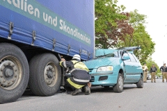 Pkw unter Sattelauflieger