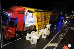 Sauber: LKW verliert Waschmaschinen