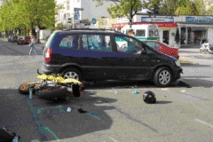 Pkw-Fahrerin übersieht Motorradfahrerin, diese wird schwer verletzt