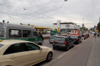 Radfahrer stürzt aus unbekannter Ursache und verletzt sich schwer