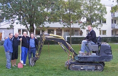 Das Fundament ist gesetzt - jetzt kann der Maibaum kommen