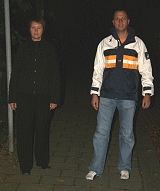 Sichere Fahrbahnüberquerung durch Fußgänger - werden Sie auffällig!