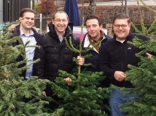 Christbaum-Abhol-Aktion der Jungen Union: CSU-Stadtratskandidaten Max Straßer und Leonhard Agerer bieten Bürgerservice