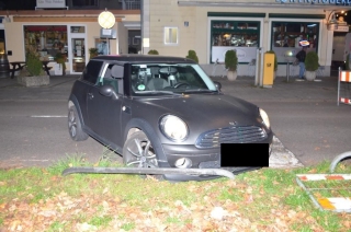 Mutmaßlicher Einbrecher prallt bei Verfolgungsfahrt gegen einen Pkw und einen Parkverhinderungsbügel