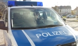 22-Jähriger versucht sich einer Polizeikontrolle zu entziehen - zwei Personen leicht verletzt