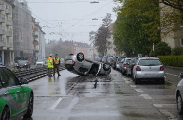 Pkw-Fahrer weicht Hund aus, kollidiert mit drei geparkten Fahrzeugen, überschlägt sich und wird leicht verletzt