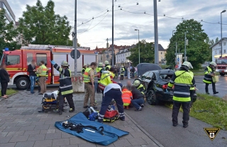 Pkw-Fahrer missachtet Rotlicht - drei Personen schwer verletzt