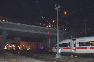 Betrunkener Jugendlicher klettert aus Leichtsinn über Glasbrüstung, fällt vor einen ICE-Zug und wird schwer verletzt