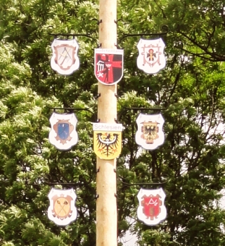 Blaue Berge grüne Täler - wie kommt das schlesische Wappen auf den Laimer Maibaum?