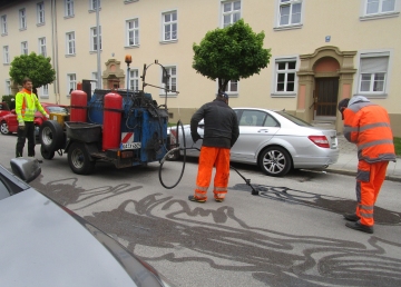 Risse im Asphalt ausgegossen