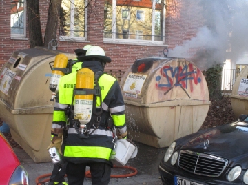 Brand im Plastik-Container