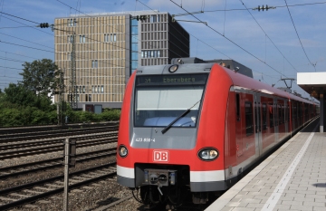 Aufwärts. Nun kommt er doch - der Interimsaufzug am S-Bahnof Laim