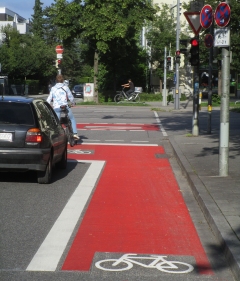 Aindorfer-/Fürstenrieder Straße - Markierter Radweg mit Aufstellfläche für Linksabbieger Aindorfer-/Fürstenrieder Straße - Markierter Radweg mit Aufstellfläche für Linksabbieger