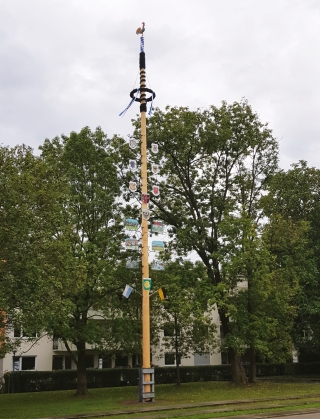 Ein Maibaum im September