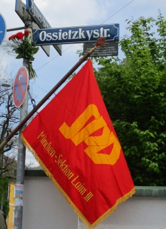Mit roten Nelken und Traditionsfahne - SPD Laim gedenkt Carl v. Ossietzky