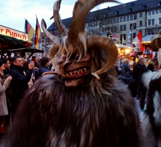Schaurige Gesellen - Krampuslauf über Münchner Christkindlmarkt