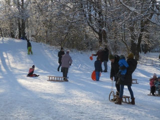 Agricolaplatz: Erster Schnee am Schlittenbergerl