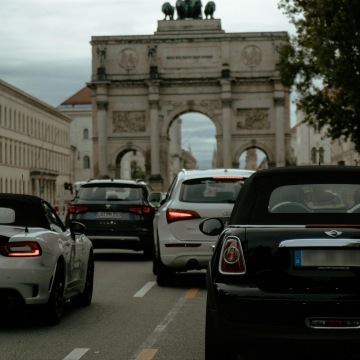 Ich parke, also kaufe ich: Warum Münchens Innenstadt den Autoverkehr braucht und wie man ihn besser verteilen kann