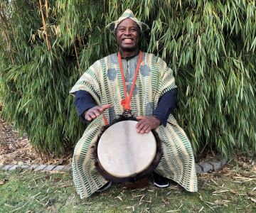 Ifeanyi C. Okolo in der Stadtbibliothek Laim: Ausstellung und Trommelworkshop