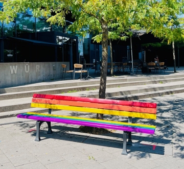 Vielfalt nimmt Platz: Regenbogenbank am Laimer Würfel erfolgreich installiert