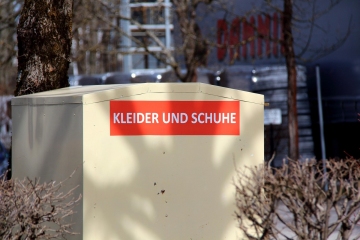 Altkleider-Container häufiger leeren und sauber halten!