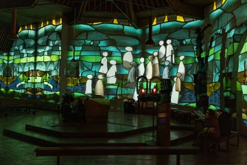 Vom Dunkel ins Licht - Adventsmeditationen mit Lichtshow der Kirchenfenster von St. Stephan Sendling mit dem Lichtkünstler Gene Aichner