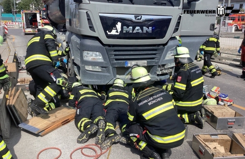 Verkehrsunfall zwischen Lkw und Fahrrad - eine Person schwer verletzt